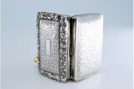  Caixa de Vinagrete em prata e ouro em forma de livro, gravados e frisos na tampa do período de George IV.